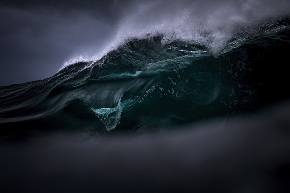 Фотограф далтонист ја доловува визуелната симфонија на брановите