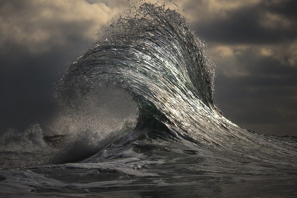 Фотограф далтонист ја доловува визуелната симфонија на брановите