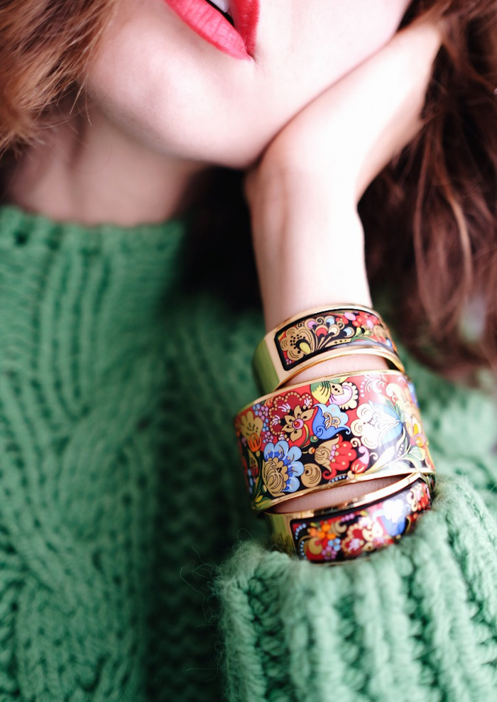 Како во текот на зимата да комбинирате плетена облека со накит?