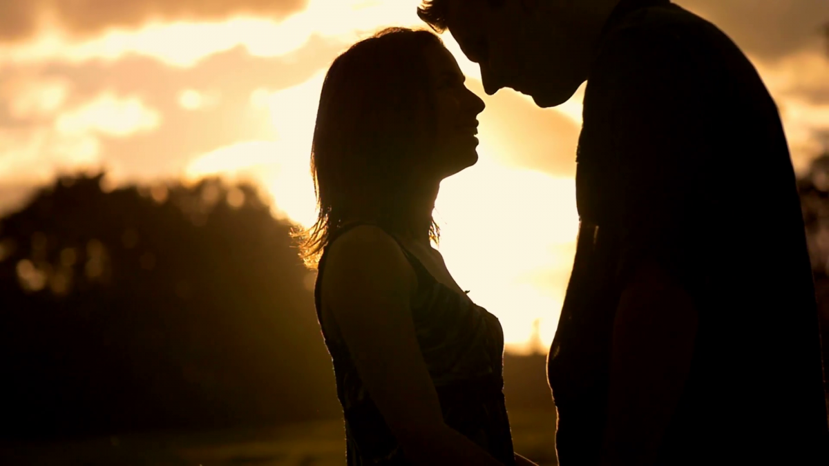 3 суптилни знаци кои покажуваат дека тој се вљубува во вас