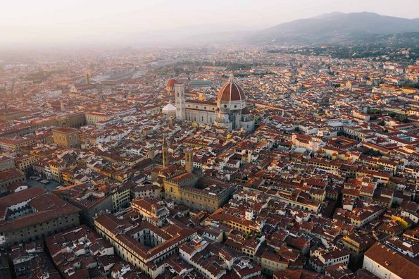 Авантурист прави неверојатни воздушни фотографии од неговите патувања ширум светот