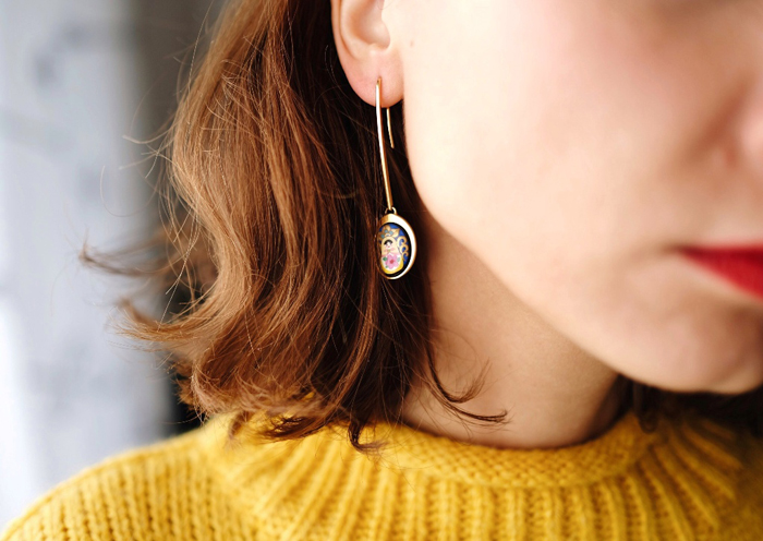 Како во текот на зимата да комбинирате плетена облека со накит?