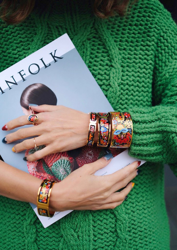 Како во текот на зимата да комбинирате плетена облека со накит?