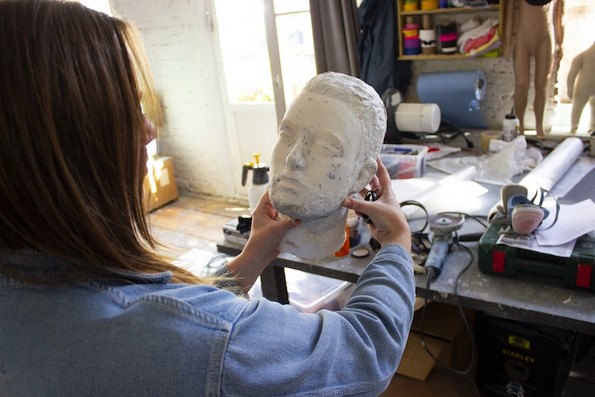 Неверојатна скулптура што ја прикажува нашата опсесија со технологијата