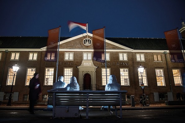 Неверојатна скулптура што ја прикажува нашата опсесија со технологијата