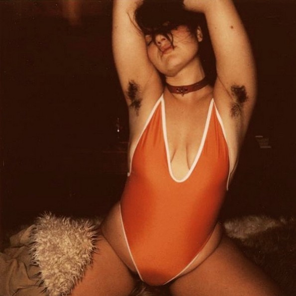 Жени кои одлучиле да престанат со отстранување на влакната споделуваат нивни фотографии