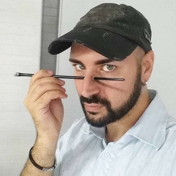 Артист создава неверојатни 3Д илузии на неговото лице со помош на шминка