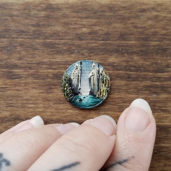 Уметница црта минијатурни слики на монети