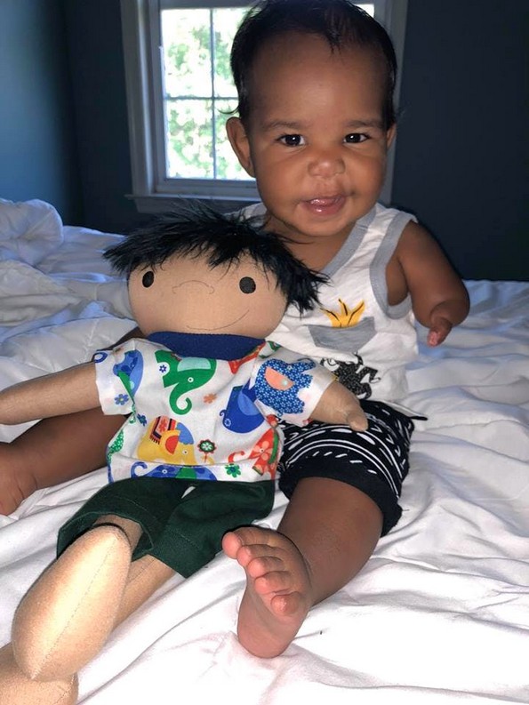 Жена прави персонализирани кукли за деца со попреченост во развојот