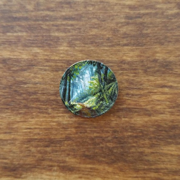 Уметница црта минијатурни слики на монети