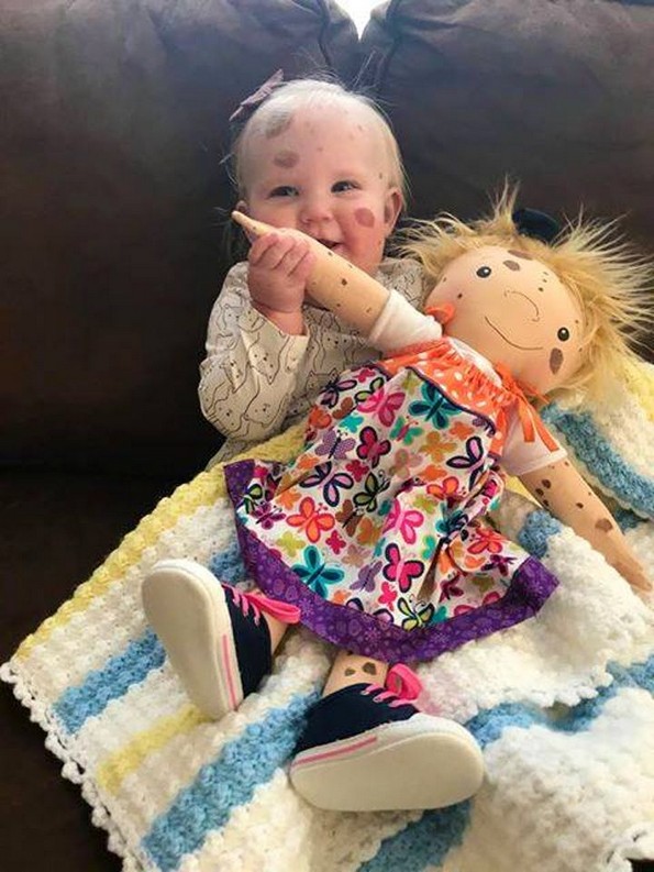 Жена прави персонализирани кукли за деца со попреченост во развојот