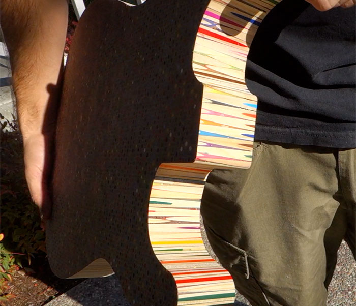 Маж направил неверојатна гитара од дрвени боички и го прикажал целиот процес на изработка