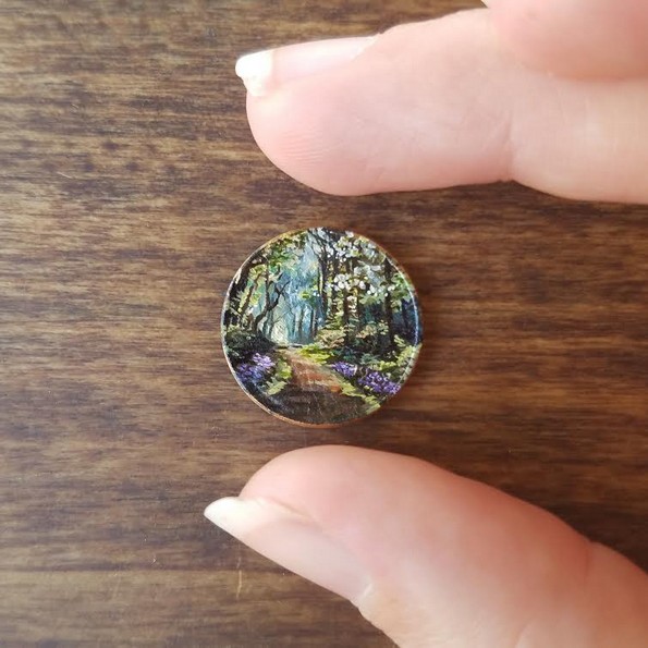 Уметница црта минијатурни слики на монети