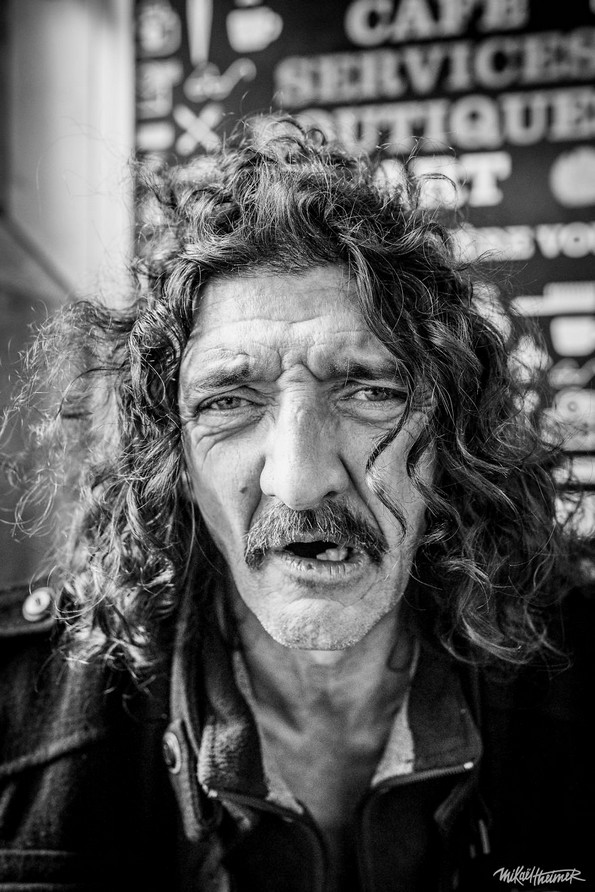 Фотограф ги доловува вистинските изрази на луѓето без нивните „маски“