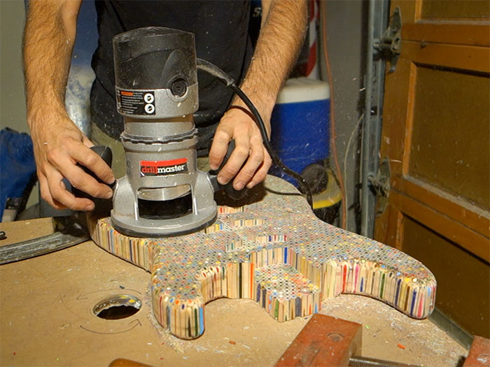 Маж направил неверојатна гитара од дрвени боички и го прикажал целиот процес на изработка