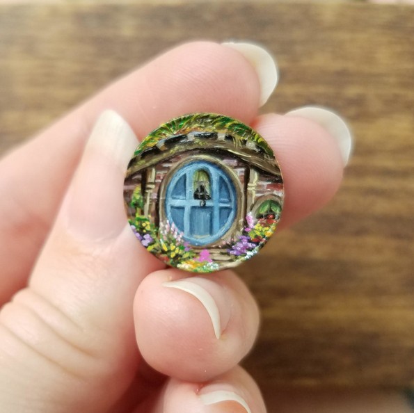 Уметница црта минијатурни слики на монети