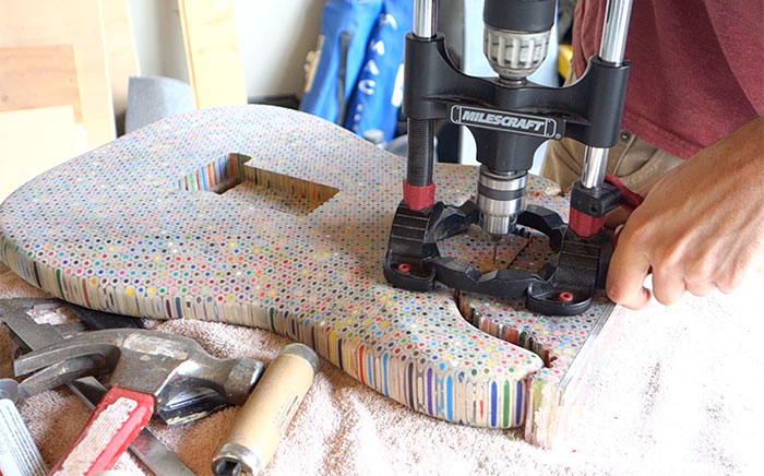 Маж направил неверојатна гитара од дрвени боички и го прикажал целиот процес на изработка