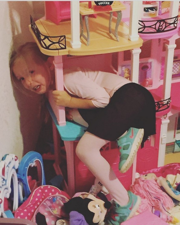 Урнебесни фотографии што докажуваат дека децата секогаш ќе прават што сакаат