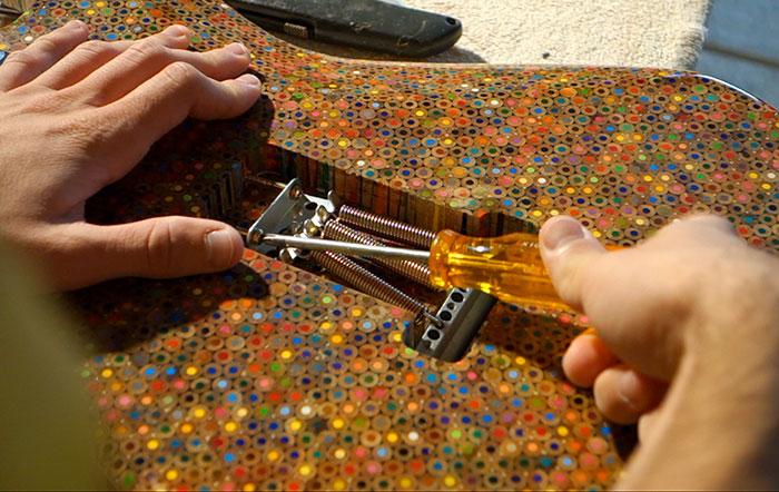 Маж направил неверојатна гитара од дрвени боички и го прикажал целиот процес на изработка