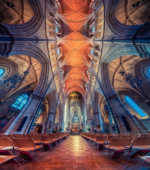 Панорамски фотографии од цркви кои изгледаат како граница помеѓу реалноста и фантазијата