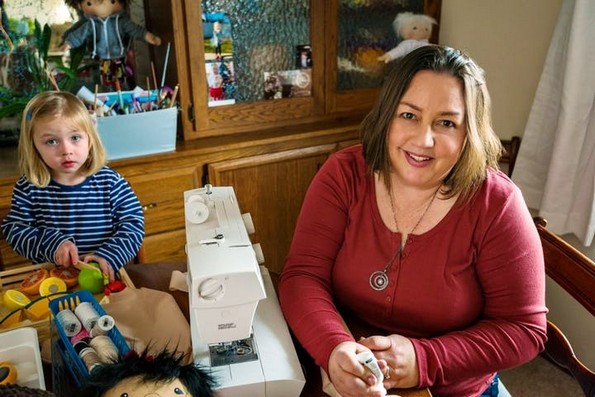Жена прави персонализирани кукли за деца со попреченост во развојот