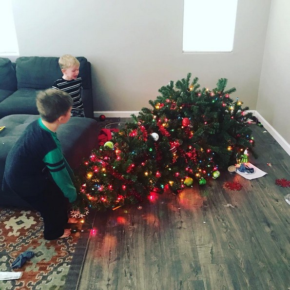 Урнебесни фотографии што докажуваат дека децата секогаш ќе прават што сакаат