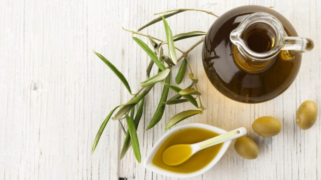 5 начини на кои маслиновото масло ја обновува вашата коса