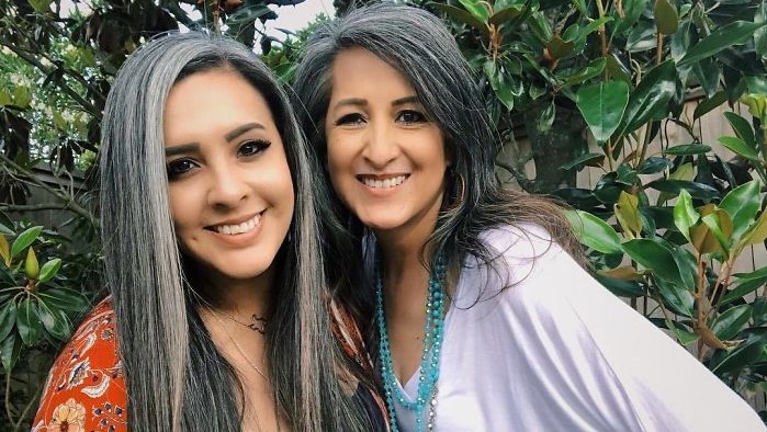 Приказните на 10 жени што одбиле да ја фарбаат нивната побелена коса