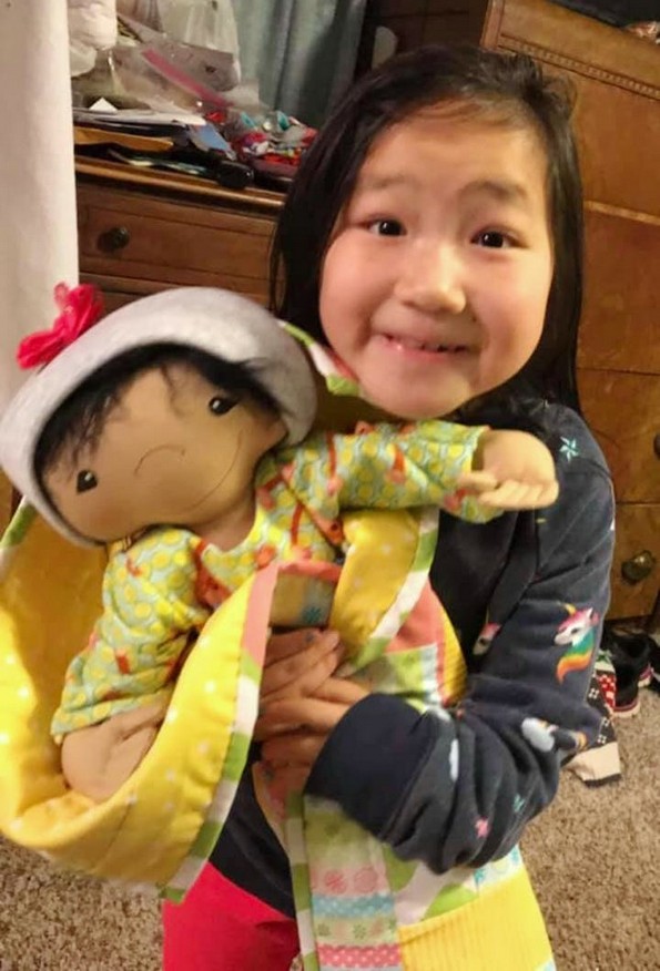 Жена прави персонализирани кукли за деца со попреченост во развојот