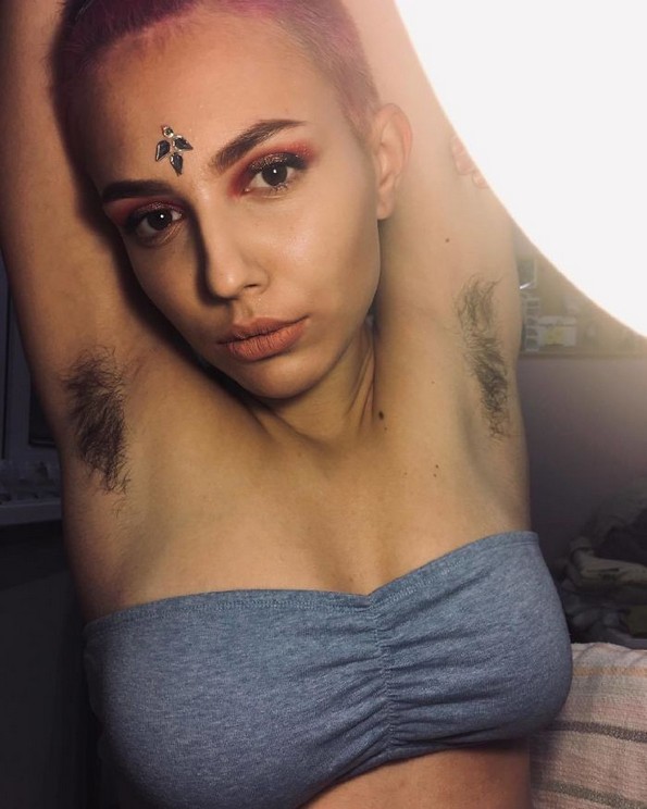 Жени кои одлучиле да престанат со отстранување на влакната споделуваат нивни фотографии