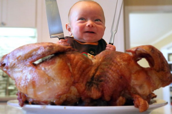 Татко го фотографира неговото бебе како прави „машки“ работи, а резултатот е урнебесен