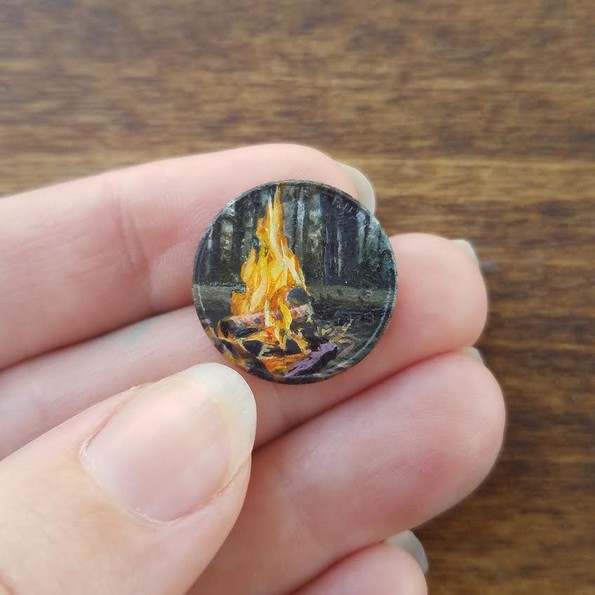 Уметница црта минијатурни слики на монети