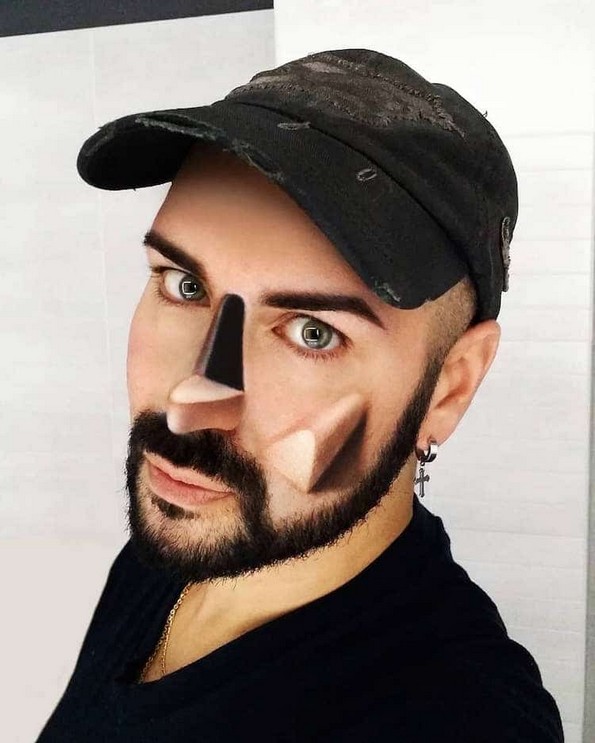 Артист создава неверојатни 3Д илузии на неговото лице со помош на шминка