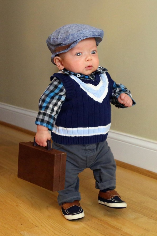 Татко го фотографира неговото бебе како прави „машки“ работи, а резултатот е урнебесен