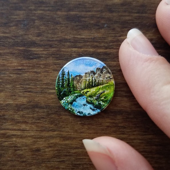 Уметница црта минијатурни слики на монети