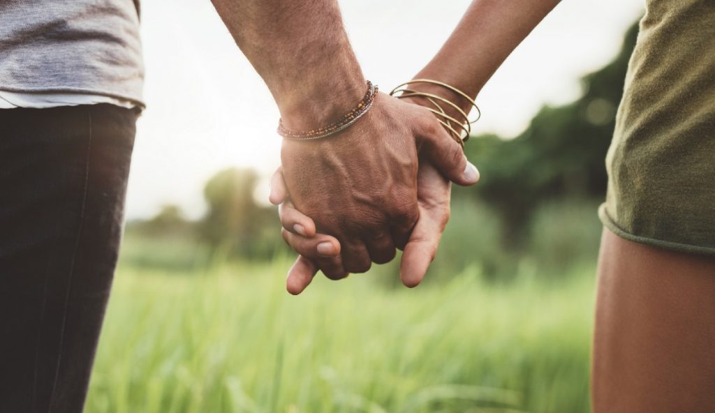 Држењето за раце со партнерот може да ја намали вашата болка