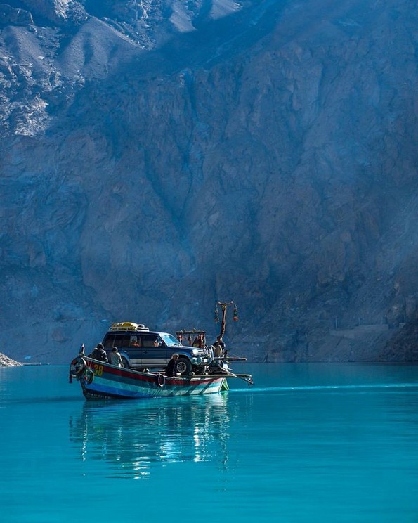 Езерото Атабад: Рајско место создадено од катастрофа