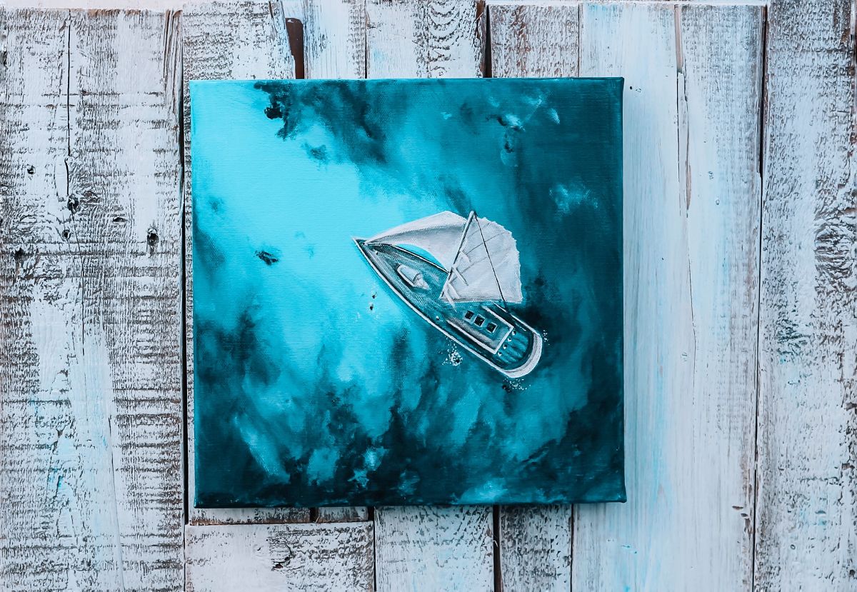 Уметница црта слики што ја слават мирната убавина на бесконечното море