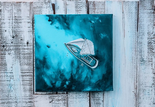 Уметница црта слики што ја слават мирната убавина на бесконечното море