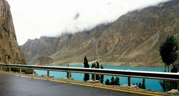 Езерото Атабад: Рајско место создадено од катастрофа