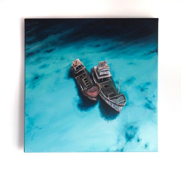 Уметница црта слики што ја слават мирната убавина на бесконечното море