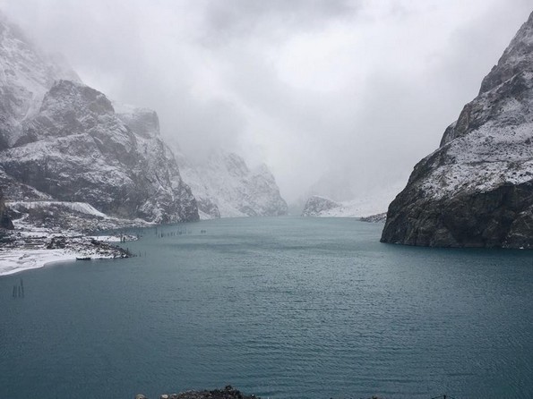 Езерото Атабад: Рајско место создадено од катастрофа