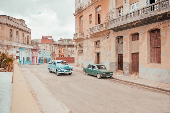 Фотографии од Куба кои изгледаат како сцени од филм на Вес Андерсон