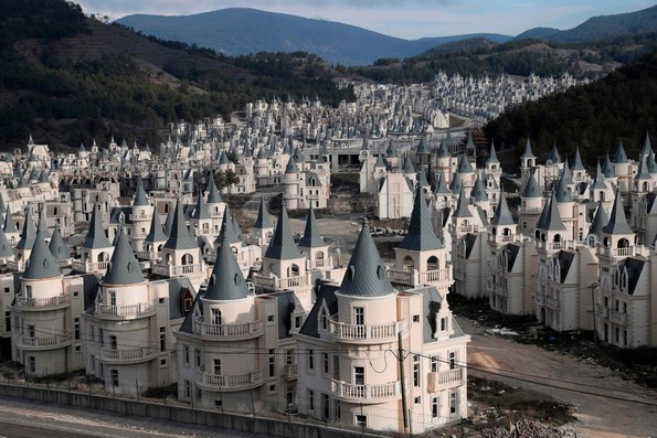 Неверојатен напуштен град со 350 копии на француски дворец