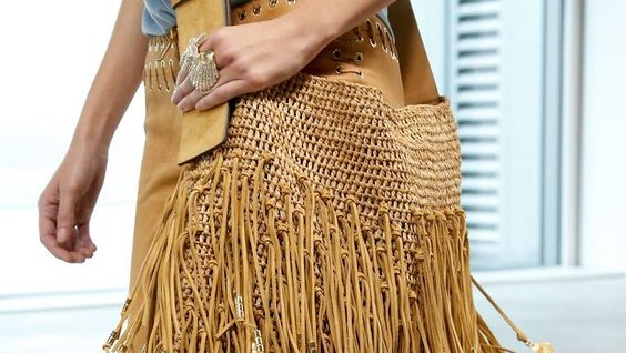 Оваа сезона, плетените торби не се само за летни комбинации