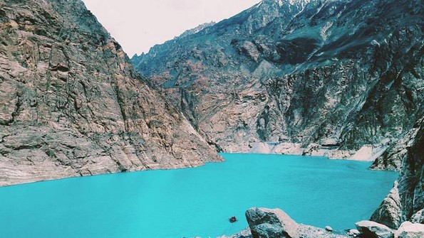 Езерото Атабад: Рајско место создадено од катастрофа