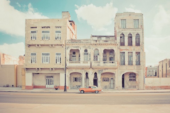 Фотографии од Куба кои изгледаат како сцени од филм на Вес Андерсон