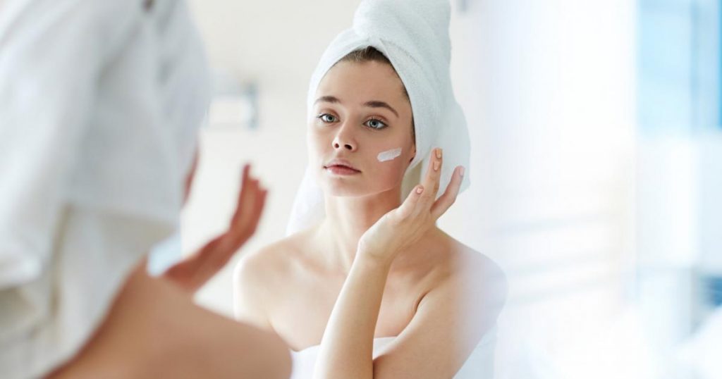 5 продукти за убавина што дерматолозите никогаш не би ги ставиле на своето лице