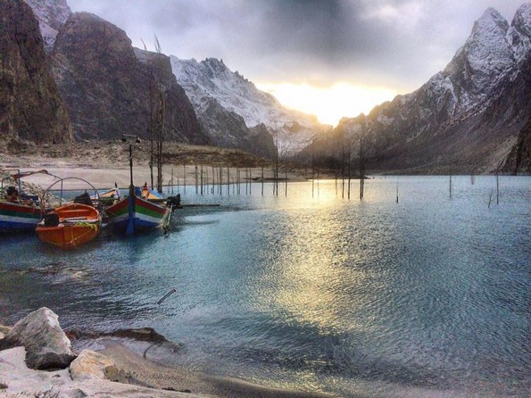 Езерото Атабад: Рајско место создадено од катастрофа