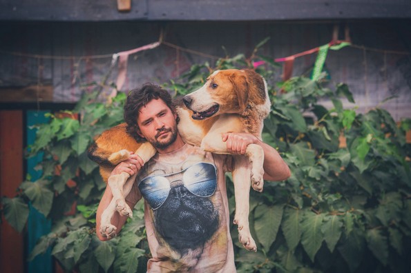 Фотографка од Москва живее во шума со 100 кучиња